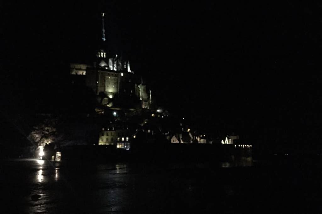 Au Mont Pour Deux Lägenhet Pontorson Exteriör bild